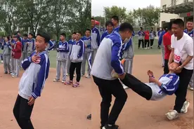 运动会上枪响瞬间，戏精男孩的反应逗乐众人：旁边的老师被吓一跳视频封面