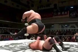 传说中的“千斤坠”？400斤胖子奋力一压，这一下谁能扛得住？