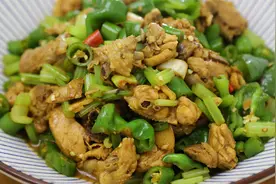 这才是炒鸡最好吃的做法，不焯水不过油，鸡肉鲜嫩又入味特别香