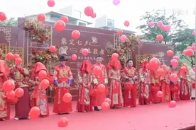 实拍，集体婚礼，场面太壮观了，新娘穿得一样，个个漂亮