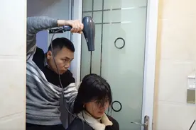 为了省20块洗头钱，小伙在家帮未婚妻洗发，这个架势感觉很专业视频封面
