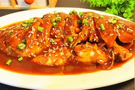 家常炖鱼有窍门，老师傅教我一招，不沾锅不破皮，鱼肉鲜嫩无腥味