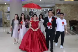 广东一姑娘出嫁，新郎带着她出门，穿着大红婚纱，好喜庆视频封面