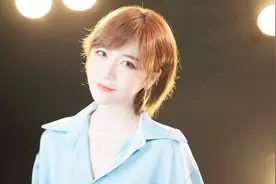 美女翻唱隔壁老樊《多想在平庸的生活拥抱你》唱出心中故事视频封面