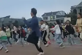 乡村语文老师带1600学生跳民族舞，现场气氛充满欢乐视频封面