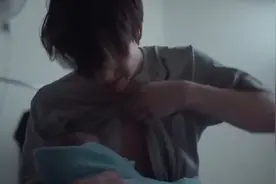 恐怖片：小伙历经14小时生下孩子，亲自喂母乳给娃喝视频封面