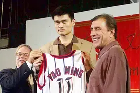 02年的时候，姚明当选NBA状元有多轰动？说出来你可能不信视频封面