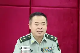 重庆警备区副司令员南小冈，出任湖南省军区司令员视频封面