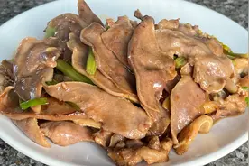 姜葱生炒猪脷做法，出锅香气扑鼻，脆嫩爽口，好吃到停不下来