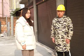 女老板低调视察工地，发现工人餐补被工头克扣，当即开除了工头视频封面