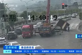 重庆 闹市路口巨型钢管满地滚 大货车猛转弯车身侧翻 轿车险被埋视频封面