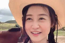 台湾女孩第一次到内蒙，首见沙漠长的大葱和特制冰煮羊，太特别了视频封面