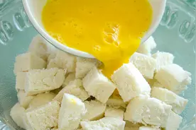 最近很火的剩馒头做法，加2个鸡蛋，饭店卖20一盘，在家成本才3元