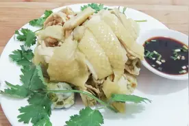 厨师长教你白切鸡的技巧，营养美味不油腻，吃一次就念念不忘视频封面