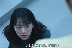 变态杀手让女孩自己绑住双脚，跪在地上听从他的命令视频封面