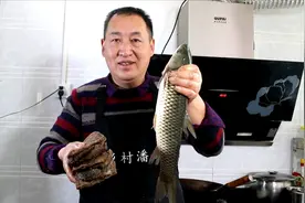 草鱼搭配油豆腐，砂锅一炖，鲜嫩入味，好吃过瘾，在家也能做大厨视频封面