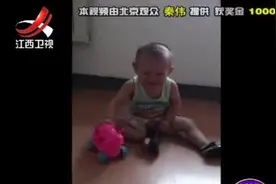 玩耍是一定要远离爸爸的臭脚丫子，不然就会跟这位宝宝一样被熏晕视频封面