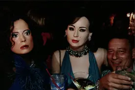 壮汉带着假面人皮伪装成性感女郎，却引来杀身之祸《人皮芭比》视频封面