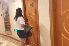 美女一人开车4小时，到酒店房间休息时啥造型？太霸气了视频封面