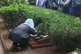 学校组织祭英烈 女学生雨中蹲下擦拭烈士墓碑 雨中的背影让人动容视频封面