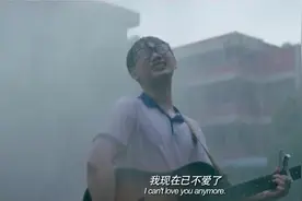 最好的我们：男同学雨里唱歌表白女同学，老师急得直瞪眼，太敢了视频封面