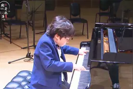 纪录片：双目失明还能弹钢琴，只要听过就能弹奏！钢琴神童。视频封面