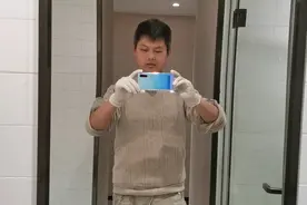 揭秘战疫一线记者日常：晒干衣服成难题，湿衣穿身上用吹风机吹干视频封面