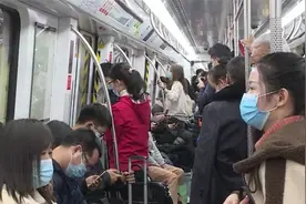 深圳五号线多站点人流拥挤无法进站？真相查明：是乘客背锅视频封面