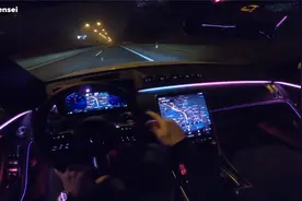 夜晚实拍2021款奔驰S450，打开氛围灯那刻，才是心动的开始！视频封面