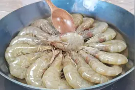 传统鲁菜“油焖大虾”正确做法，不油炸照样皮脆肉嫩，味道特别棒