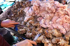 没人要的猪内脏，韩国大妈买来加工，翻倍卖50元一份，7天赚28000视频封面