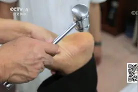 你听说过用锤子治疗足跟痛的吗？一起跟着视频来看看吧