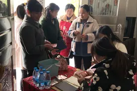 湖南农村：姐姐儿子摆满月酒，看看娘家人要随多少礼，会不会太少视频封面