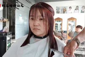 女士换一款减龄十岁发型 年轻时尚唯美可爱 旁边客人说萌萌的感觉