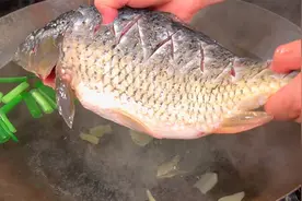 把鱼放入滚烫的水中，出锅就是一道招牌菜，这个做法你肯定没见过视频封面