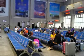 湖北旅行，从恩施乘火车到荆门去，带大家看看恩施火车站的情况视频封面