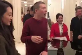 明星也难逃酒桌文化？冯小刚强迫苗苗跳舞，遭陈道明大骂气氛尴尬视频封面