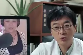 专业的主播都忍不住笑场，事情太滑稽，乐的不行