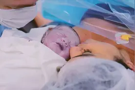 产房实拍宝宝经剖腹产出生全过程，出生第一分钟的小婴儿你见过吗视频封面