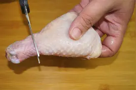 鸡腿有一个“小机关”，轻轻一剪就脱骨，不废任何力气，太厉害了视频封面