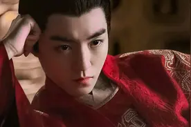 谁说皇帝龙袍都是黄色的？各朝龙袍比拼时尚原来它才是赢家！视频封面