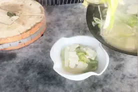 做豆腐炖娃娃菜时，多加这一样，汤汁跟牛奶一样白，汤全部喝完了