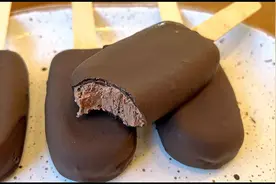 2分钟学会在家制作巧克力奶油冰淇淋！视频封面