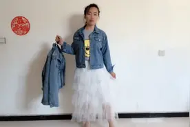 小芳身穿灰色短袖搭牛仔外套，下穿不规则白纱裙，你喜欢这样穿吗视频封面
