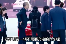 特斯拉为什么坚持不换大电瓶？主要还是电池串联技术真的十分便捷视频封面