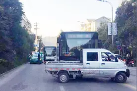 监拍：贵州凯里一小货车行驶中强行加塞 遭公交车顶撞前行数米视频封面