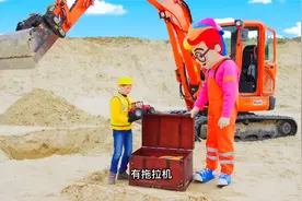 消防员灭火后发现了一个宝藏，开着挖掘机挖出来一个宝箱视频封面