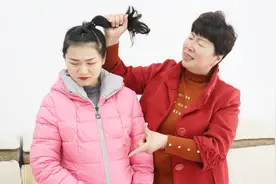 儿媳怀孕8年没生下孩子，婆婆整天都不敢出门，得知真相感动了视频封面