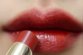 一生必入的一款口红，枣泥红棕色系浪漫温柔，美女们的约会神器！