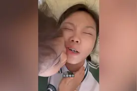 幼儿园老师被亲到无法午休“真是甜蜜的负担”视频封面